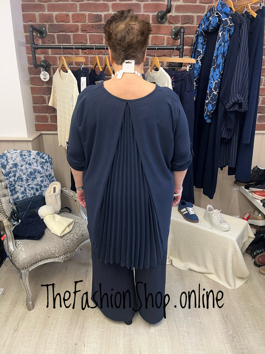 Marilyn navy back pleat top 16-22