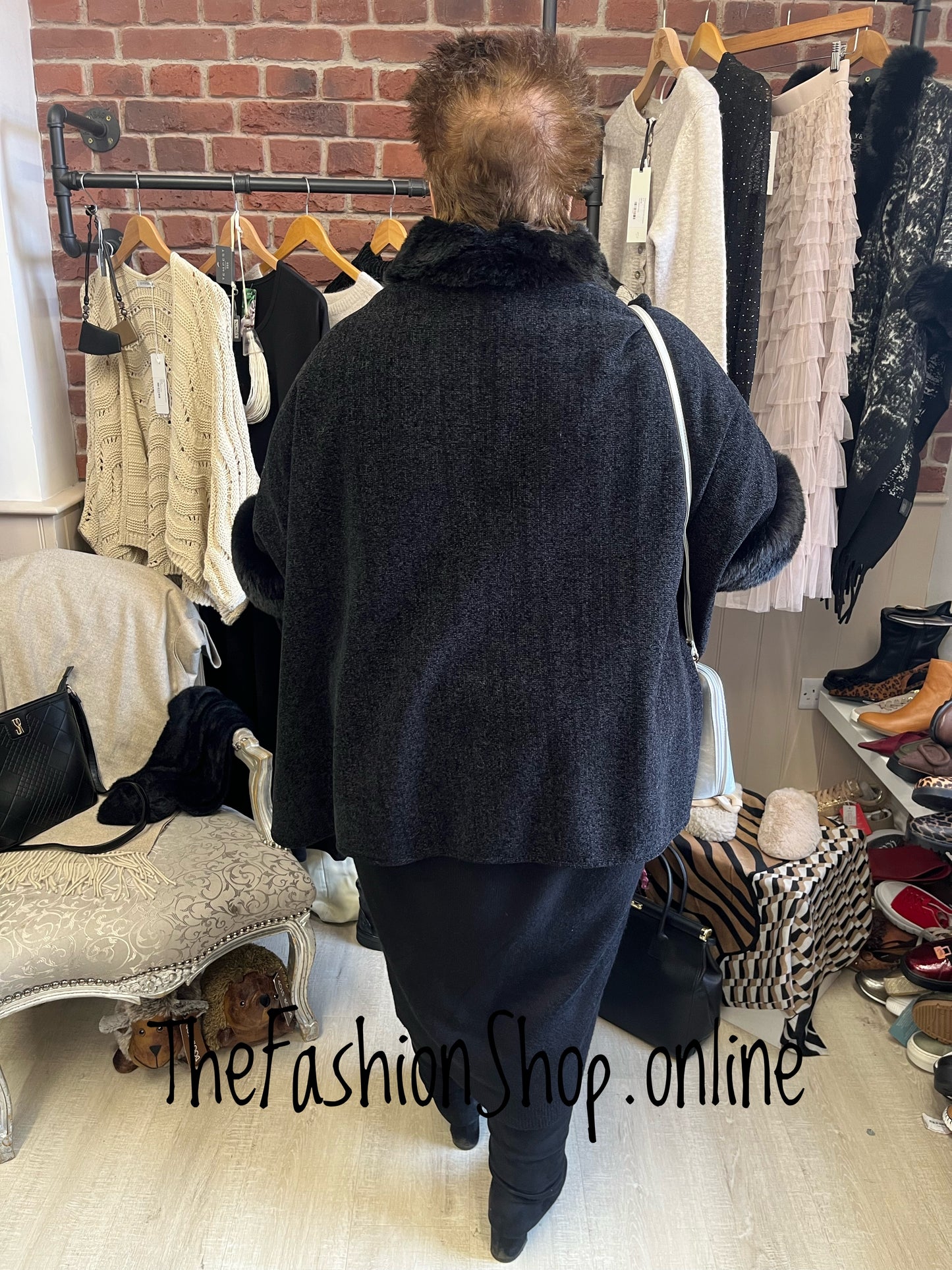 Fly Out black faux fur cape - free size