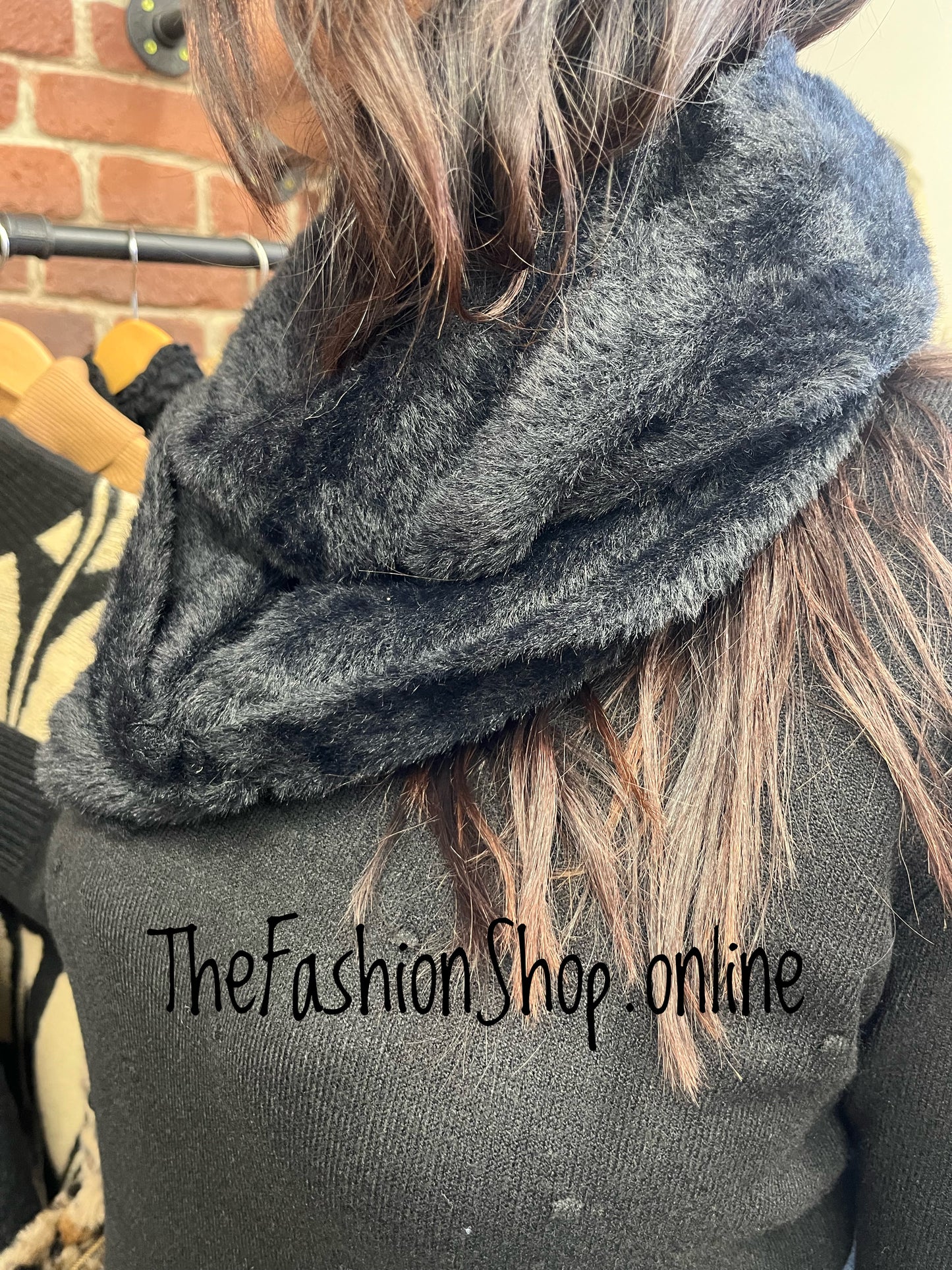 Huddy's black fluffy snood