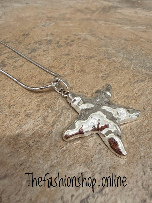 Silver hammered star necklace