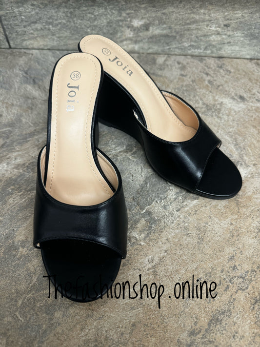 Black slip on wedge 3-8