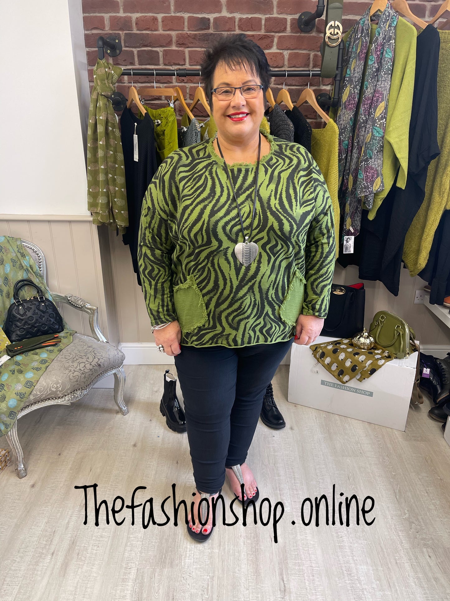 Olive tiger print top 14-22
