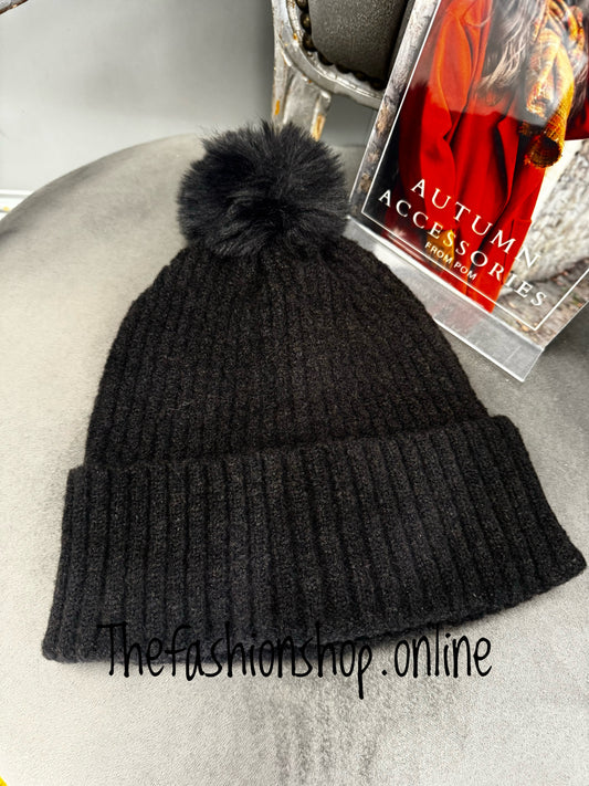 Pom black yarn faux fur pompom hat