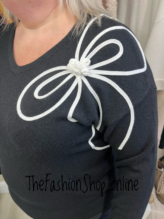 Izzie black V neck jumper size 12-18