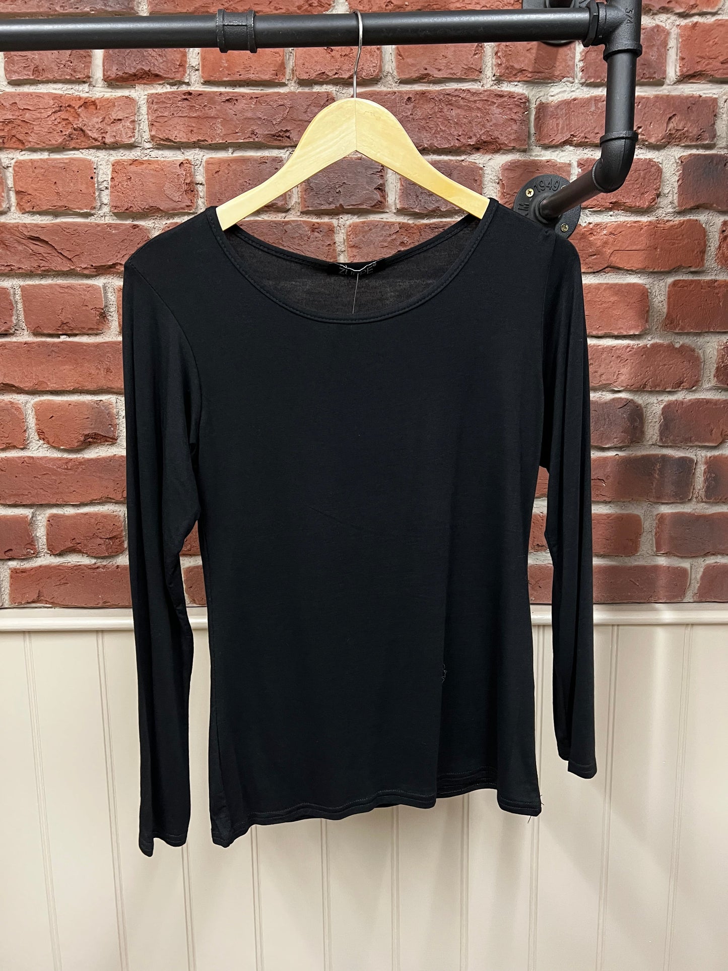 Black crew neck long sleeve top sizes 16-22