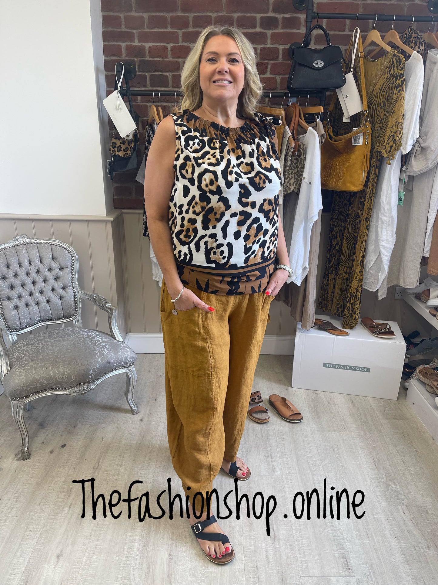 Tan and white animal print sleeveless top 10-16