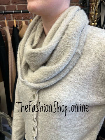 Huddy's beige fluffy snood