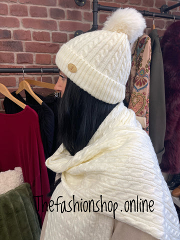 Huddy's cream cable knit hat and scarf set