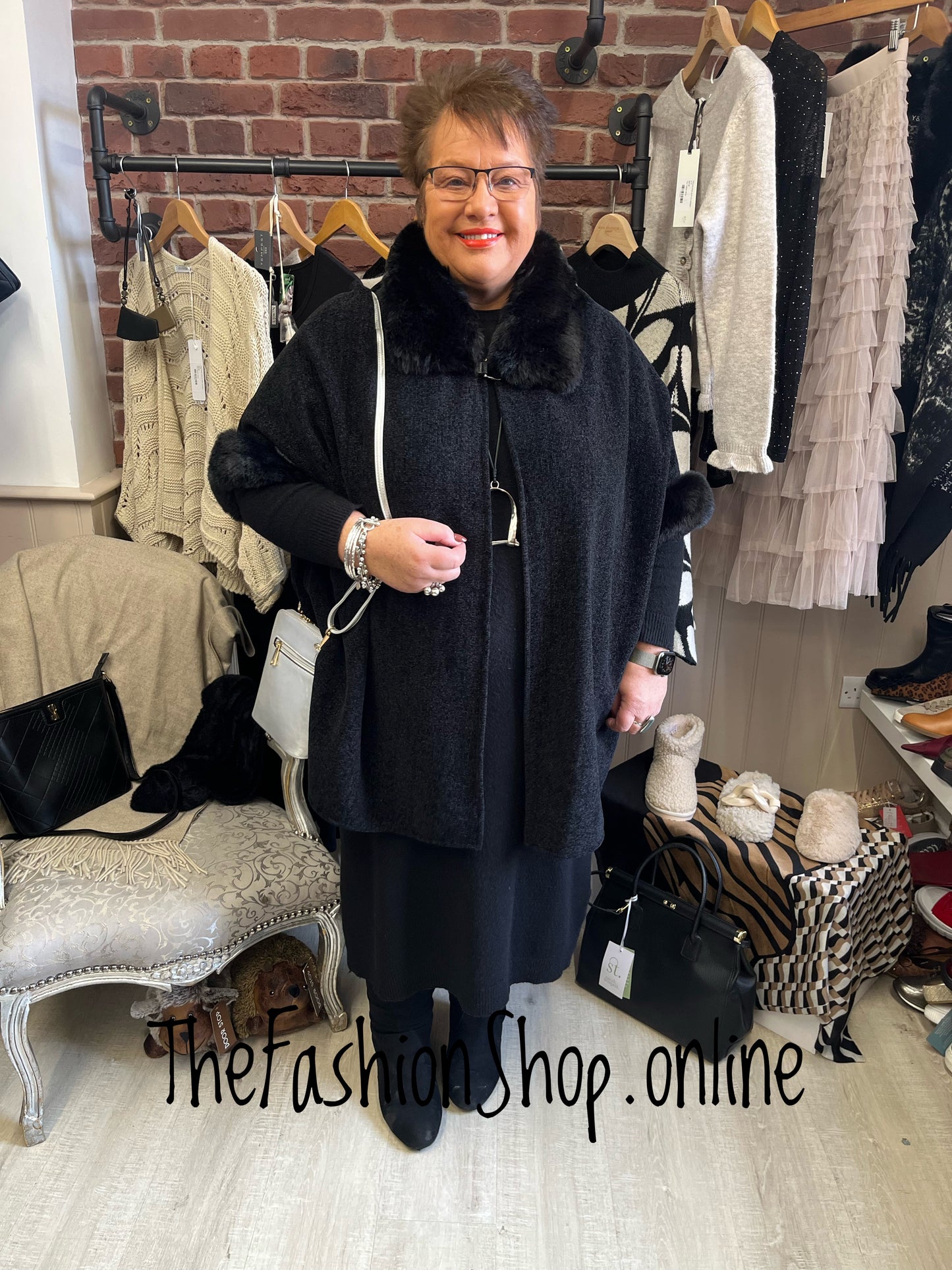 Fly Out black faux fur cape - free size
