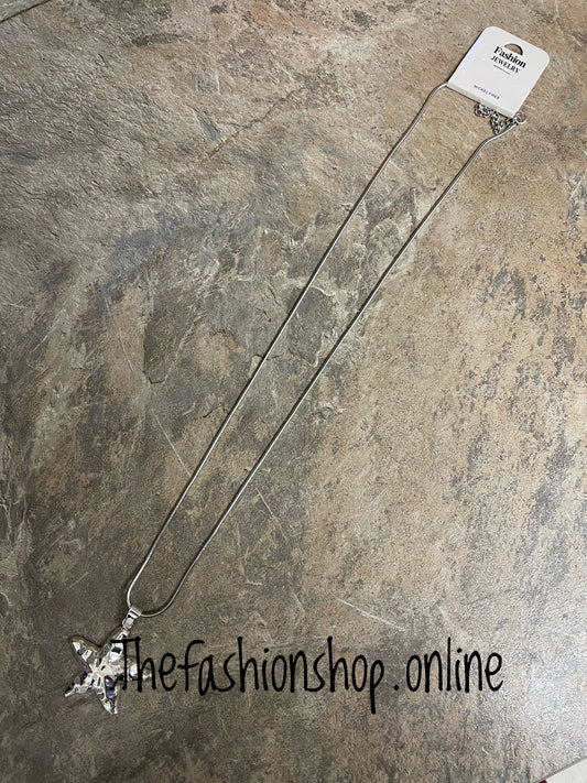 Silver hammered star necklace
