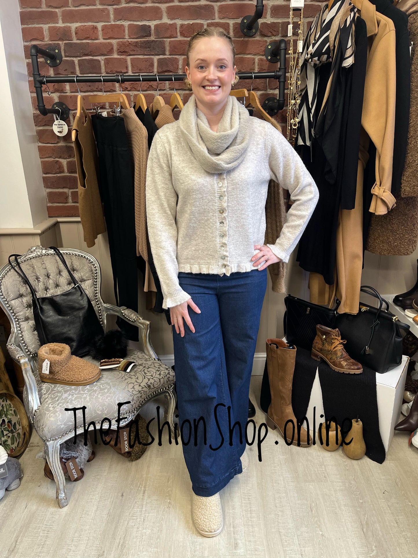 Huddy's beige fluffy snood