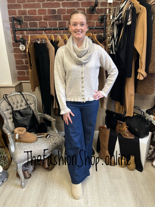 Huddy's beige fluffy snood