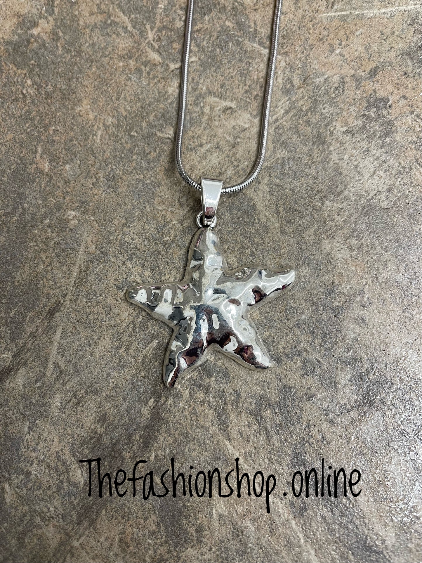 Silver hammered star necklace