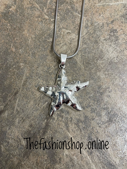 Silver hammered star necklace