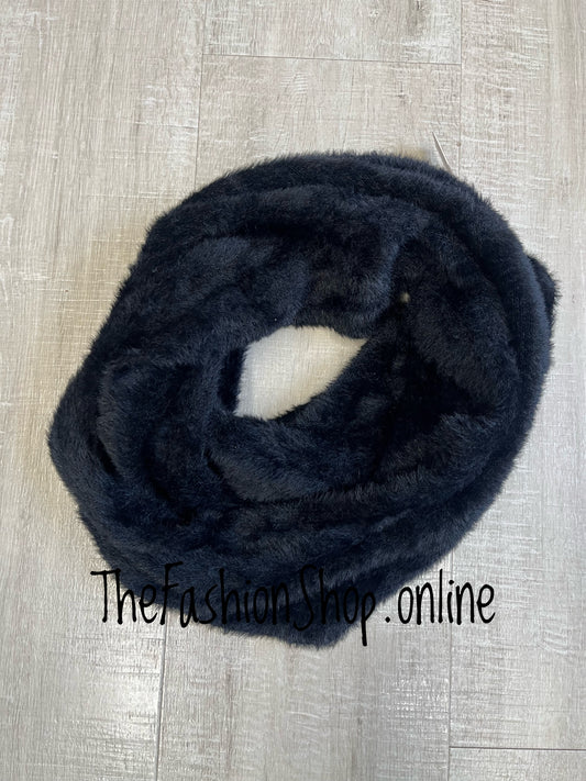 Huddy's black fluffy snood