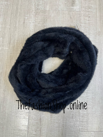 Huddy's black fluffy snood