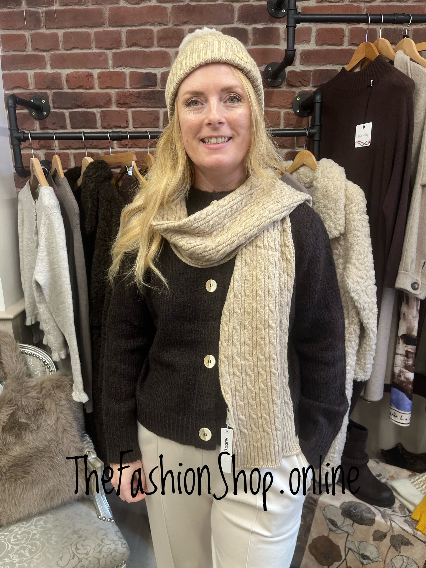 Huddys Cable Scarf and Hat Gift Set in Beige