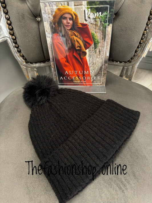 Pom black yarn faux fur pompom hat