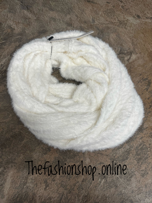 Huddy's cream fluffy snood