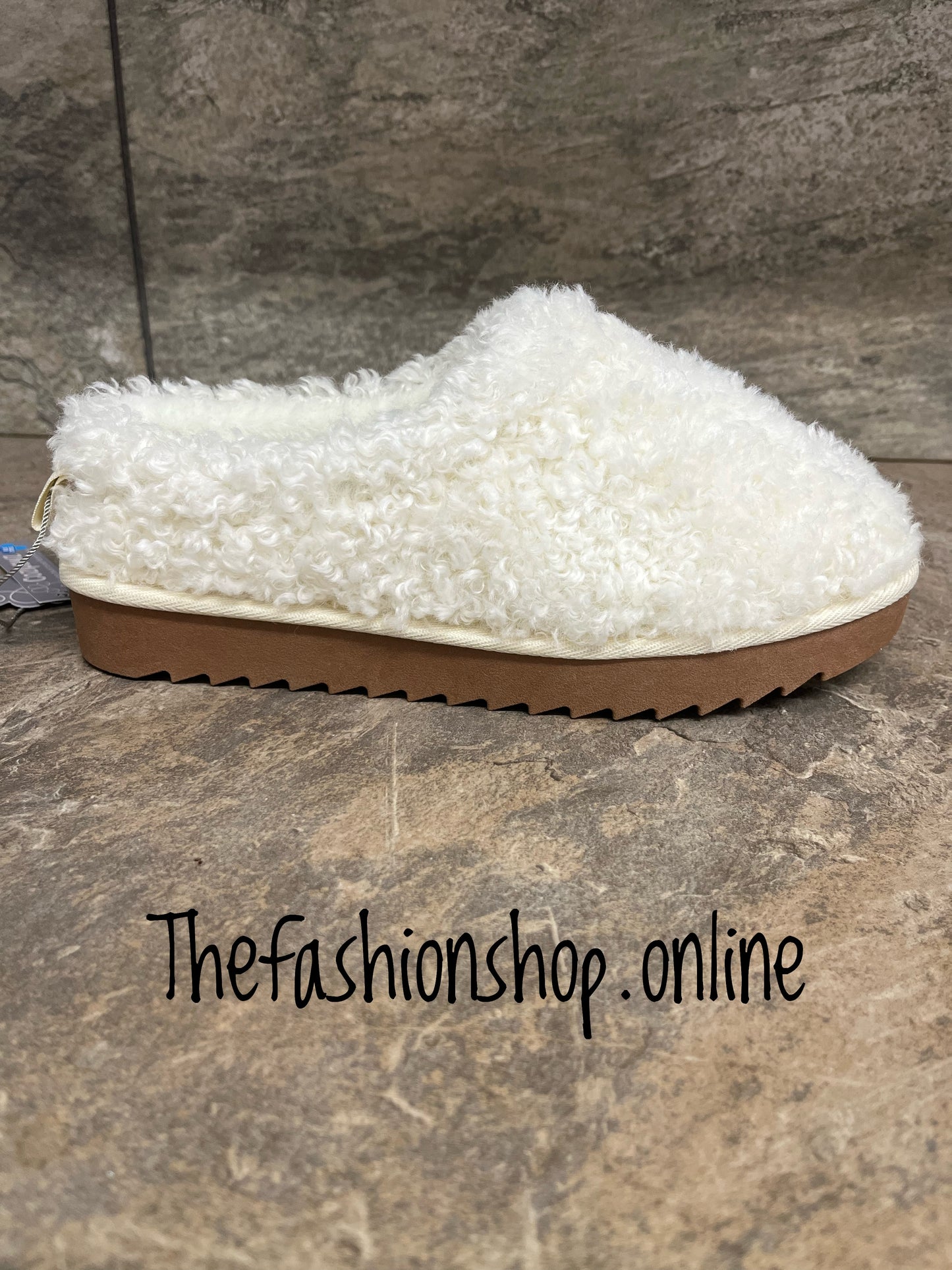 Cozipawz beige faux fur slippers sizes 3-8