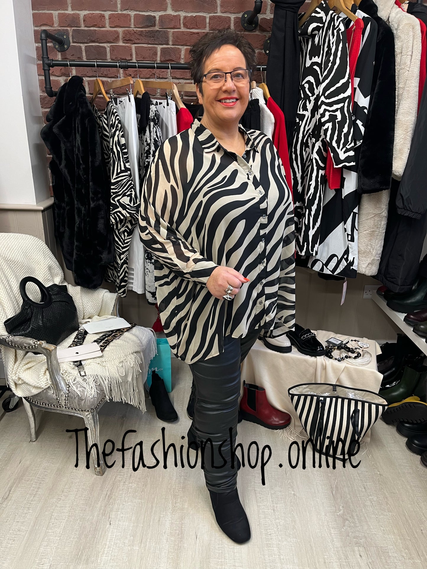 Saloos mocha and black oversized blouse with vest sizes 10-22