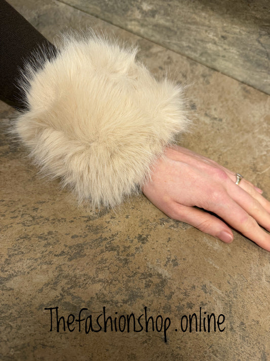 Beige faux fur cuffs