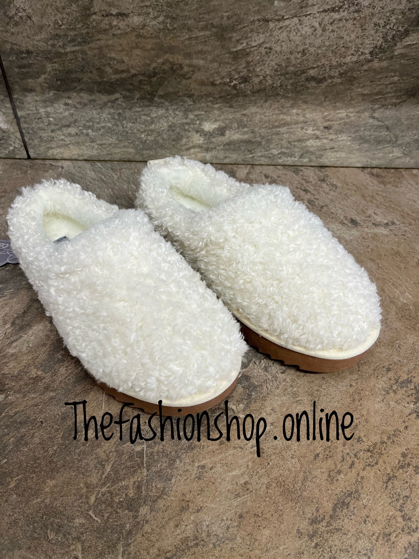 Cozipawz beige faux fur slippers sizes 3-8