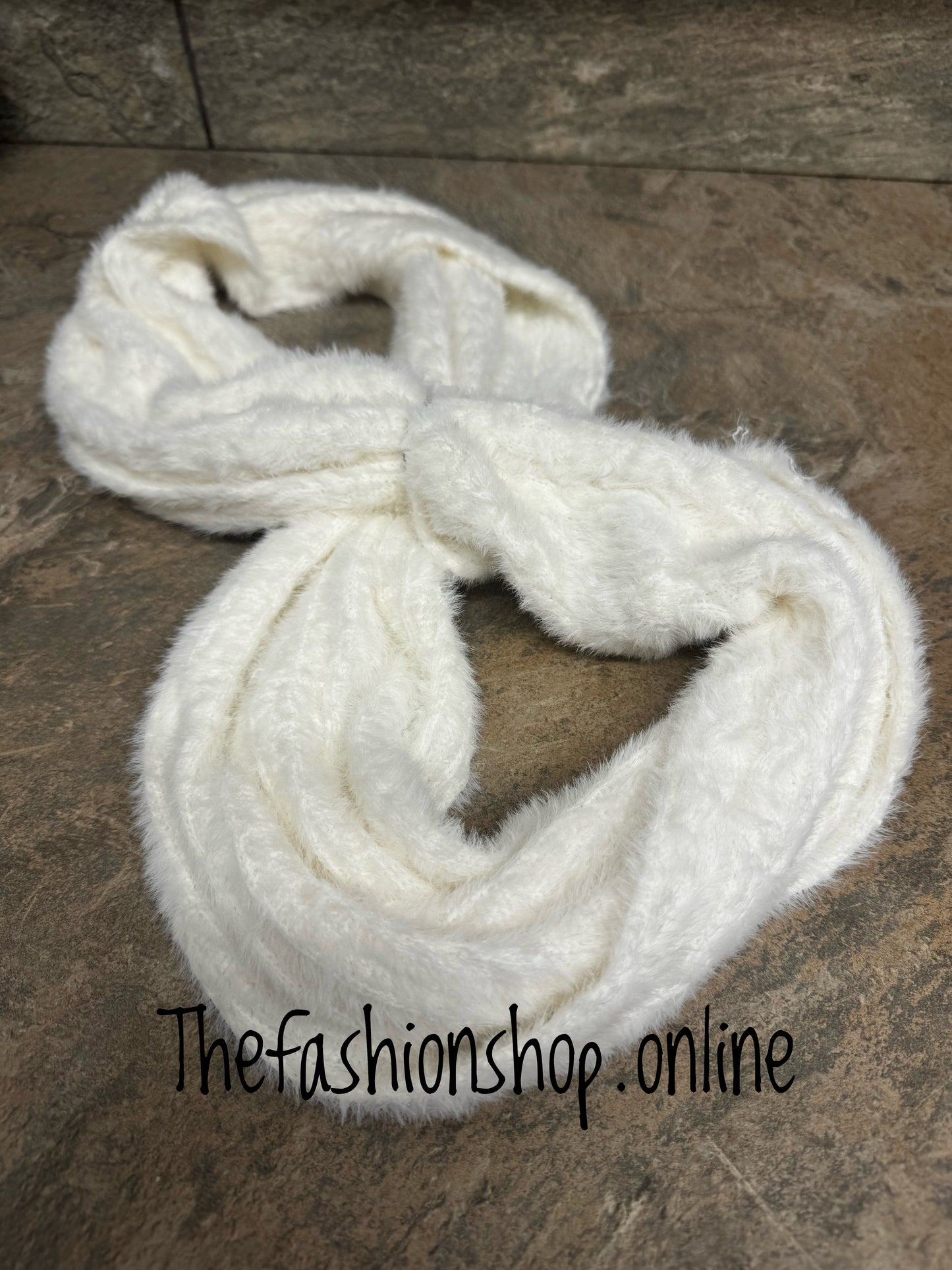 Huddy's cream fluffy snood