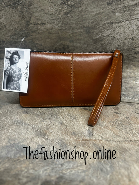 Small clutch bag with wrist strap - brown