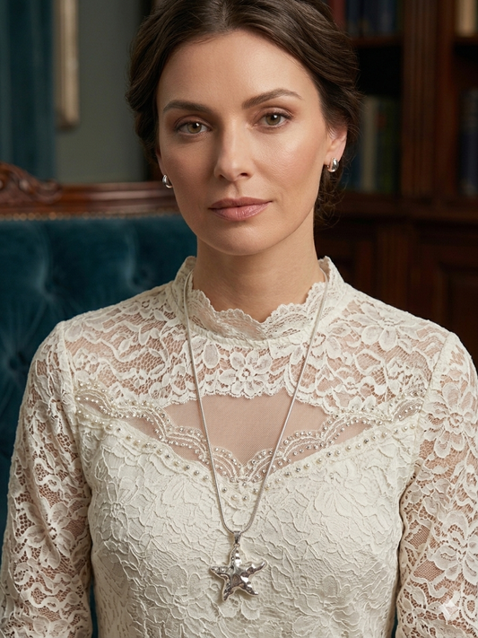 Silver hammered star necklace