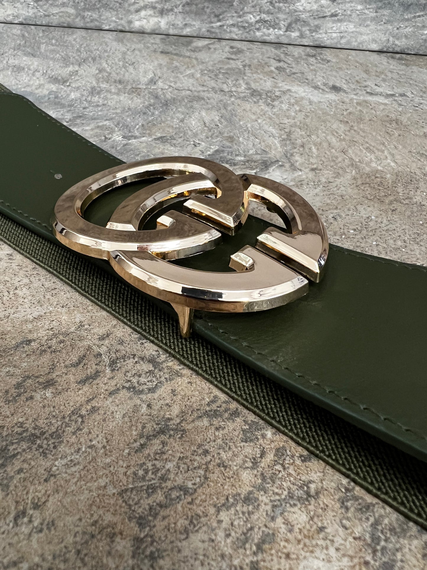 Khaki elasticated belt with gold logo buckle