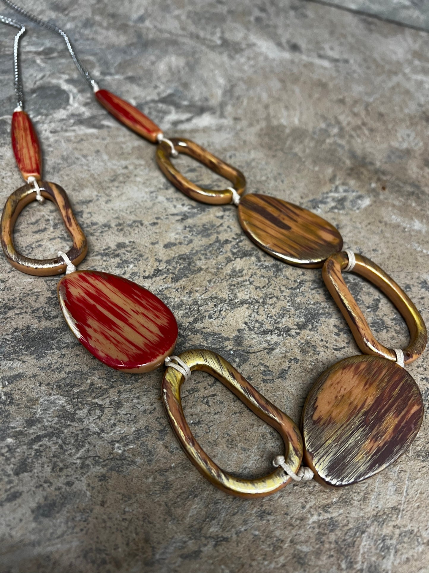 Warm tones brushed links necklace