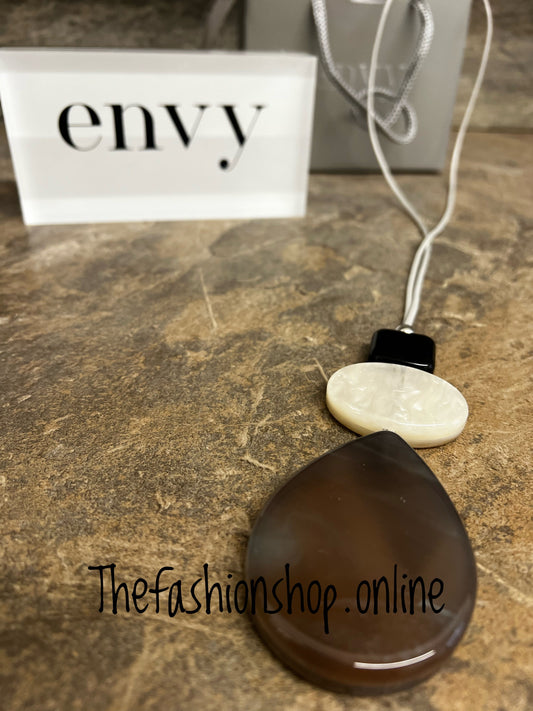 Envy pearlescent stones necklace