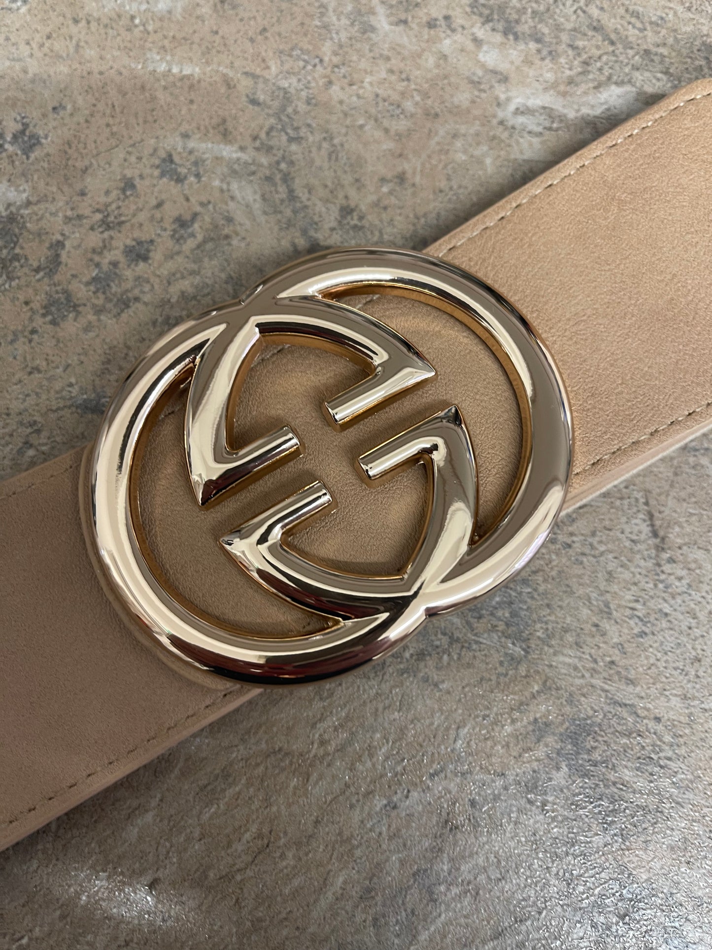 Beige elasticated belt with gold logo buckle