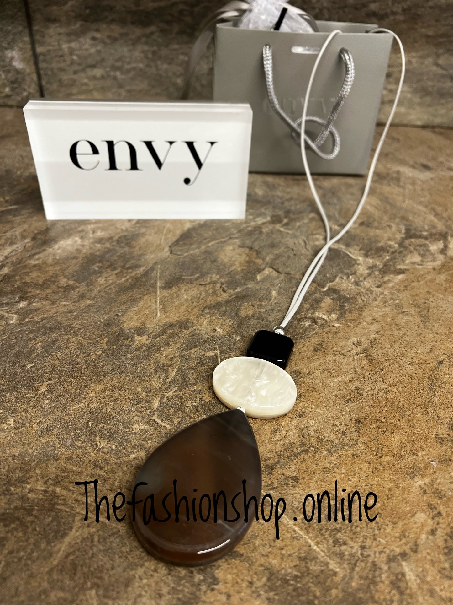 Envy pearlescent stones necklace