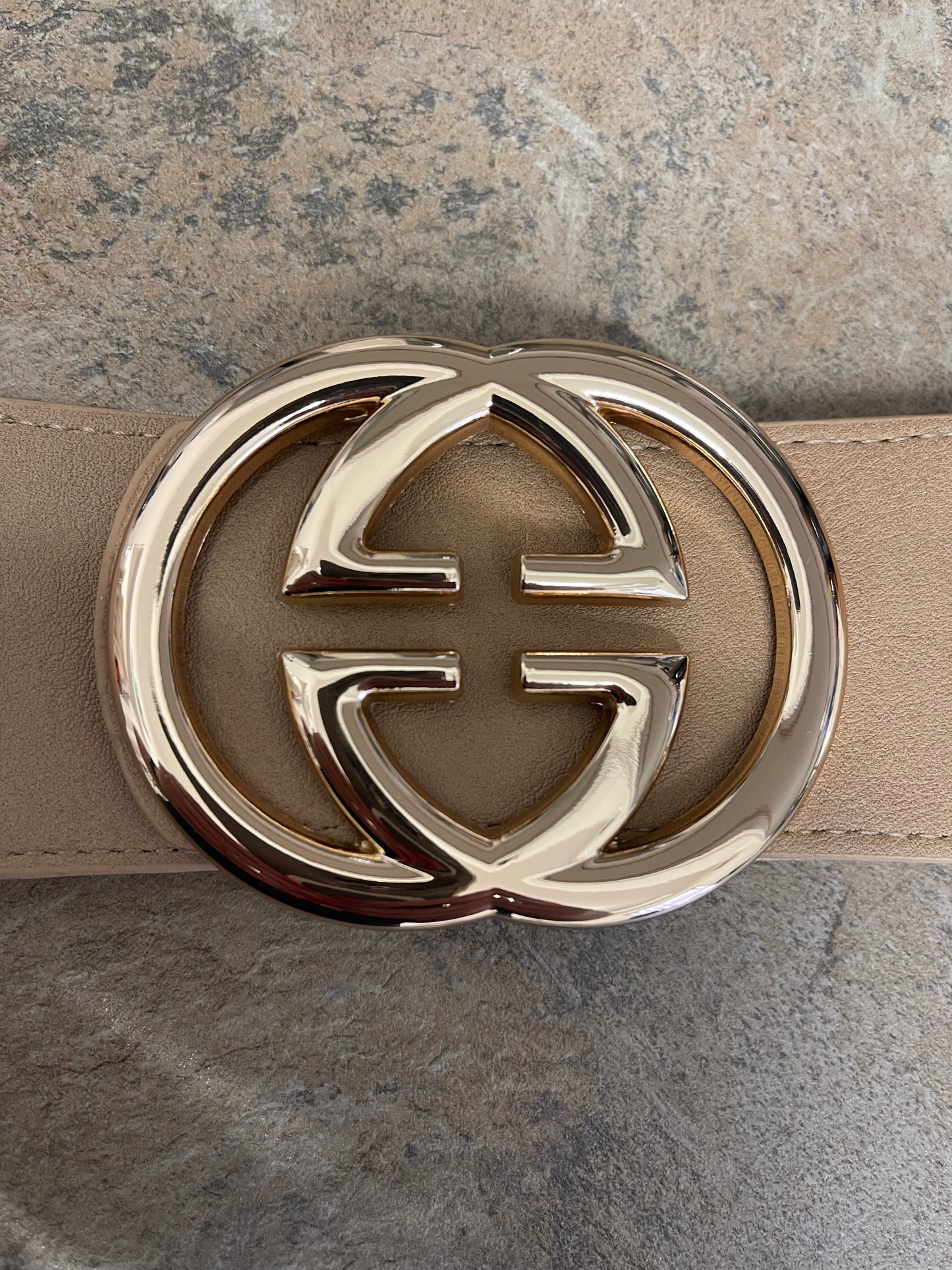 Beige elasticated belt with gold logo buckle