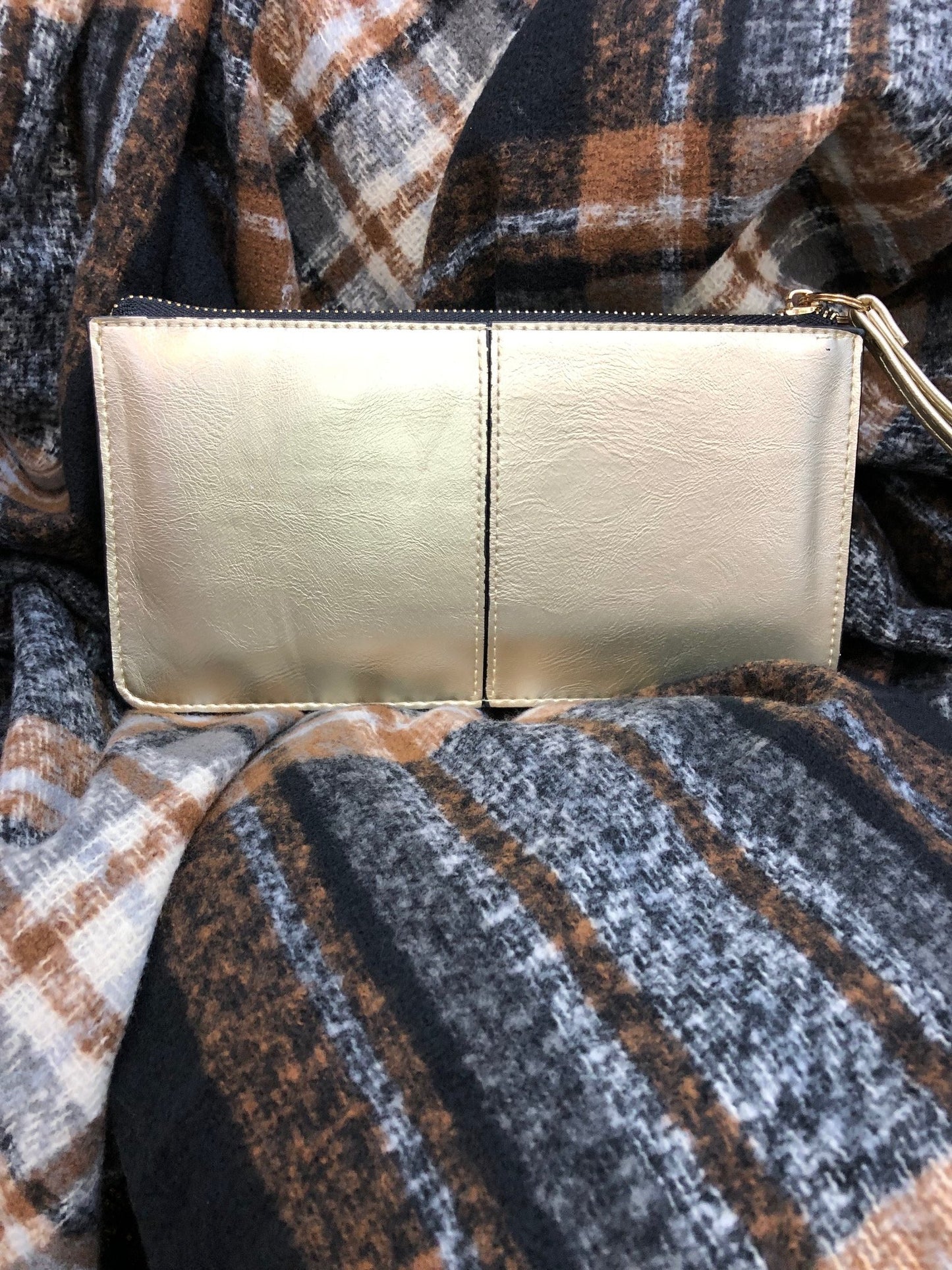 Small clutch bag with wrist strap - gold