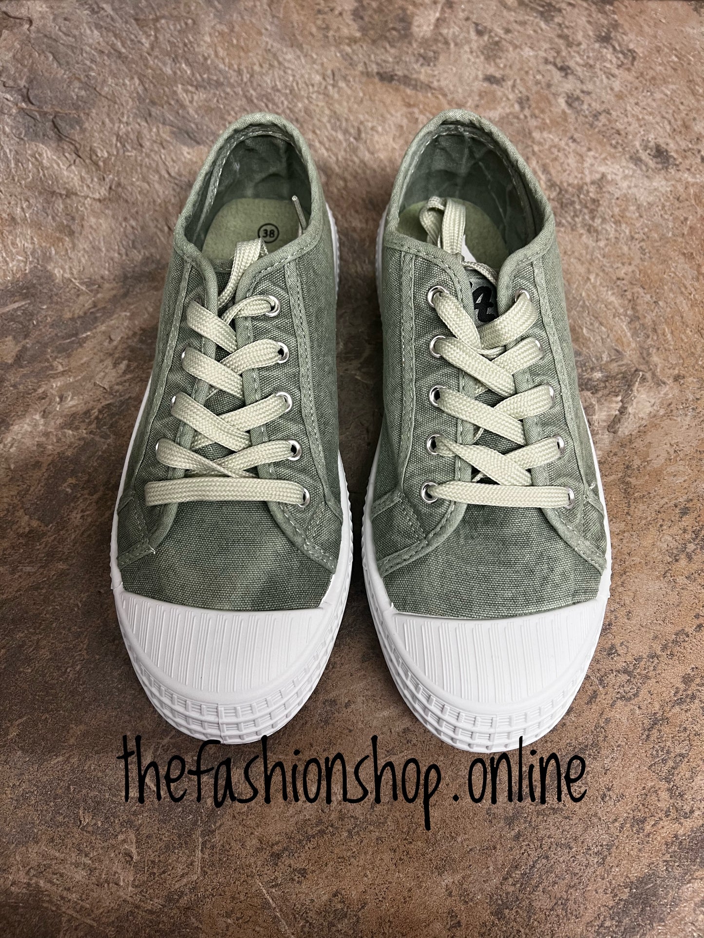 Green canvas pumps 3-8