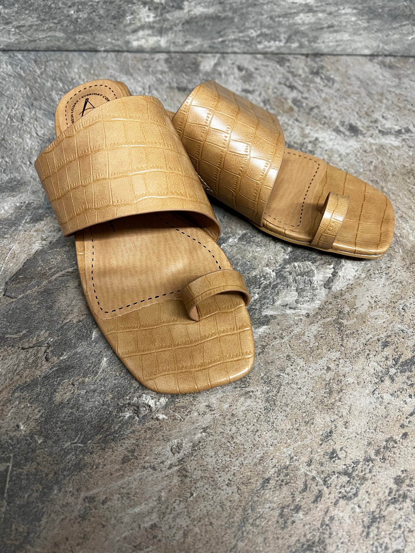 Natural low heel toe loop sandal