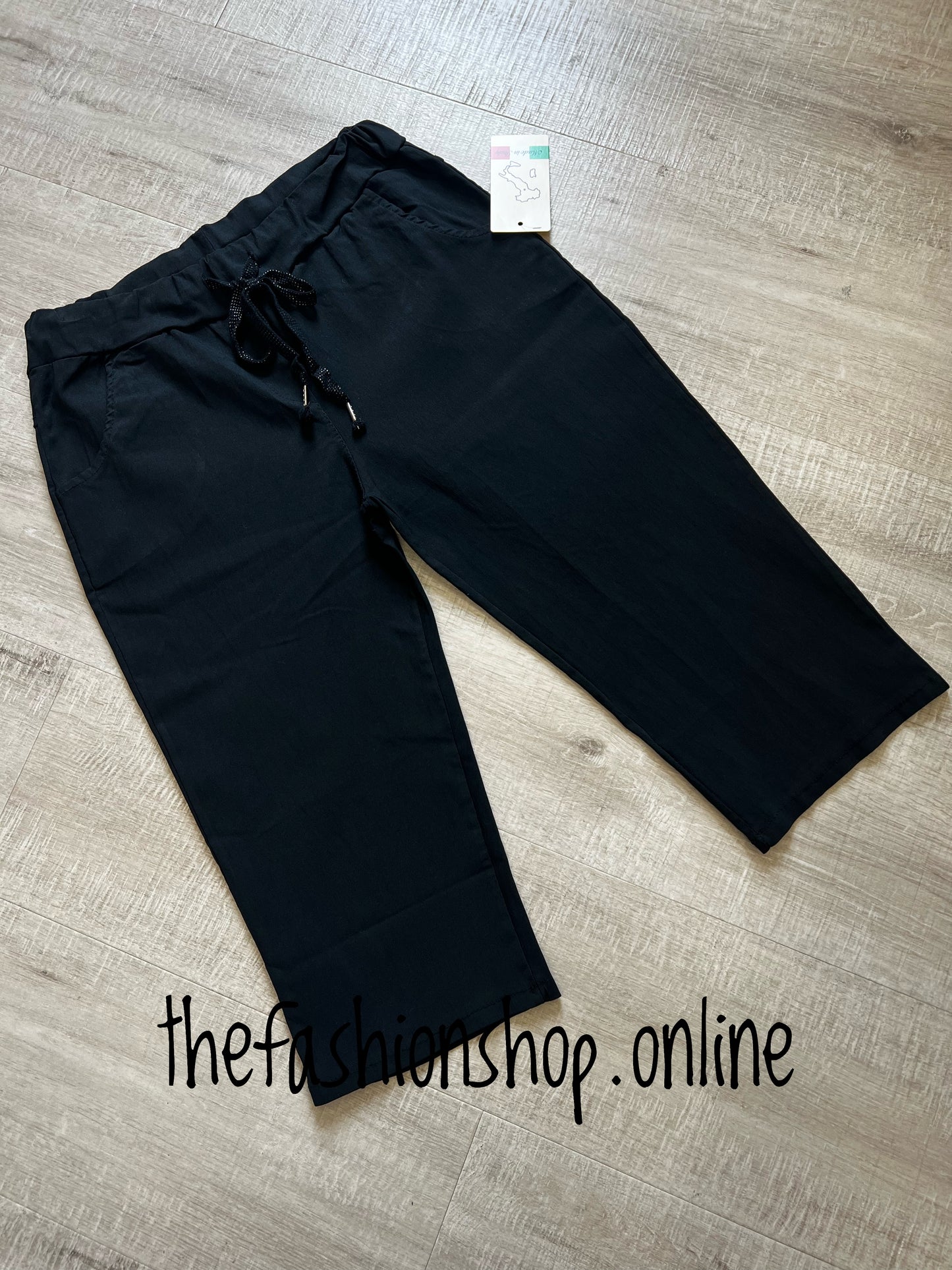 Black stretchy cropped trousers 12-22