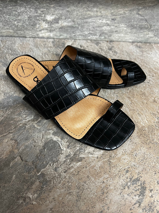 Black low heel toe loop sandal